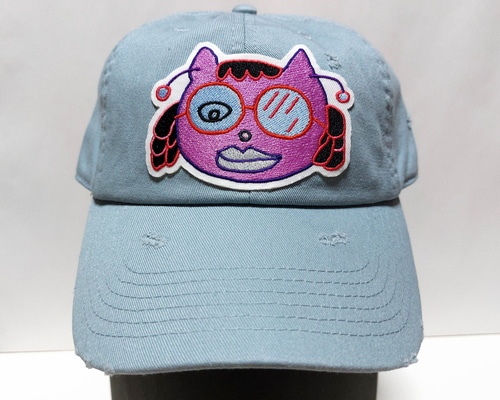 眼鏡の光沢から覗く瞳 刺繍キャップ ベースボールキャップ
