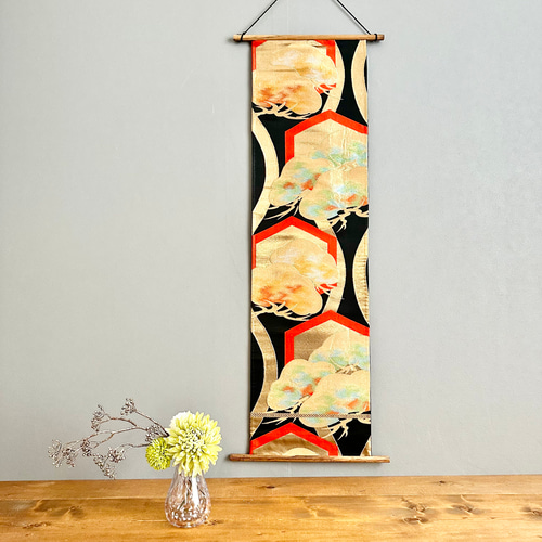 帯のタペストリー 漆黒に金色の松 着物リメイク インテリア 掛け軸