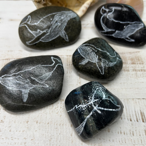 クジラのストーンアート2個（ペーパーウエイトなど） 立体・オブジェ