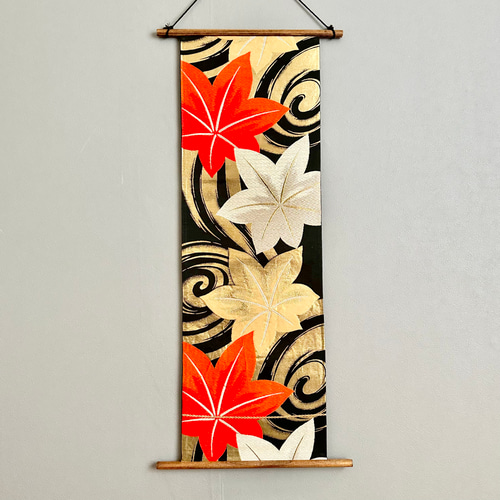 帯のタペストリー 漆黒に美しく舞う紅葉 着物リメイク インテリア