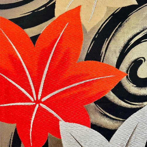 帯のタペストリー 漆黒に美しく舞う紅葉 着物リメイク インテリア