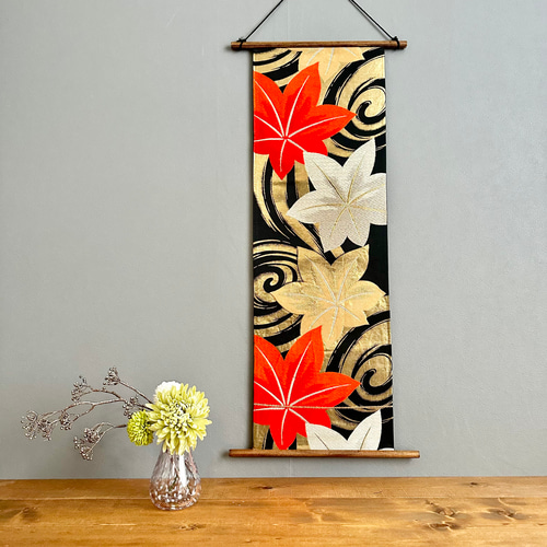 帯のタペストリー 漆黒に美しく舞う紅葉 着物リメイク インテリア