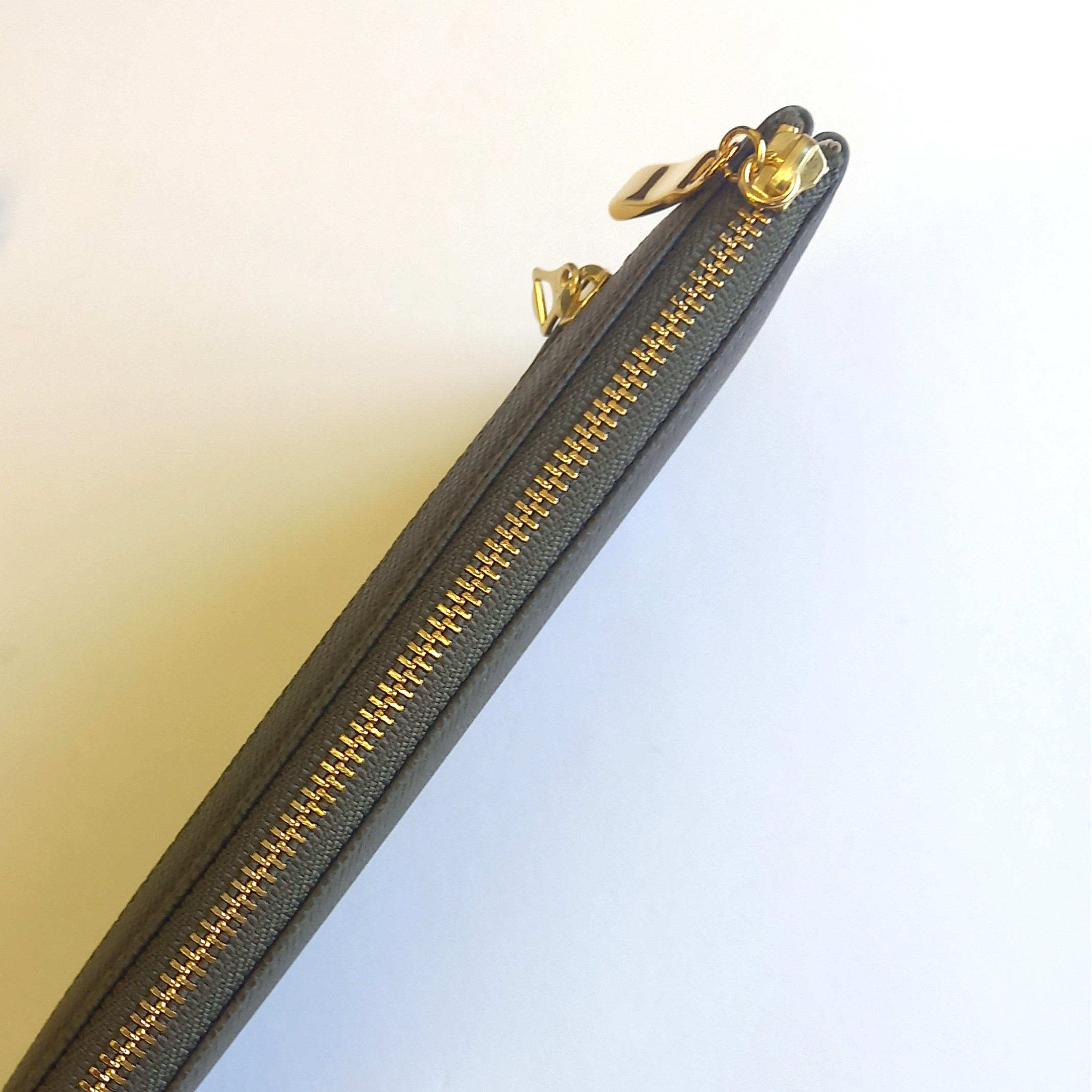 【最高級革】24枚もカードが入るスリム長財布(ダークオリーブ) ◇大容量なのに軽くて薄い！高品質カーフレザー◇送料無料！