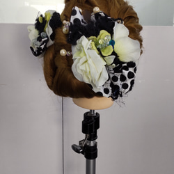 ハンドメイドの成人式☀️髪飾り    パールを添えて華やかに 水玉模様のを添えて華やか個性的に創作しました。♥ 4枚目の画像