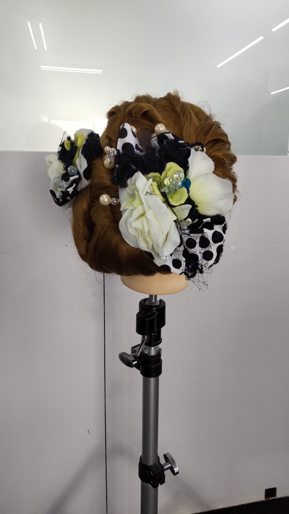 ハンドメイドの成人式☀️髪飾り    パールを添えて華やかに 水玉模様のを添えて華やか個性的に創作しました。♥ 4枚目の画像