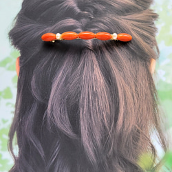 魅惑の橙を身にまとう【ロングタイプ】細身のヘアアクセサリー　ヴィンテージガラスバレッタ　淡水パール　コーラルオレンジ 7枚目の画像