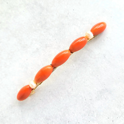 魅惑の橙を身にまとう【ロングタイプ】細身のヘアアクセサリー　ヴィンテージガラスバレッタ　淡水パール　コーラルオレンジ 9枚目の画像