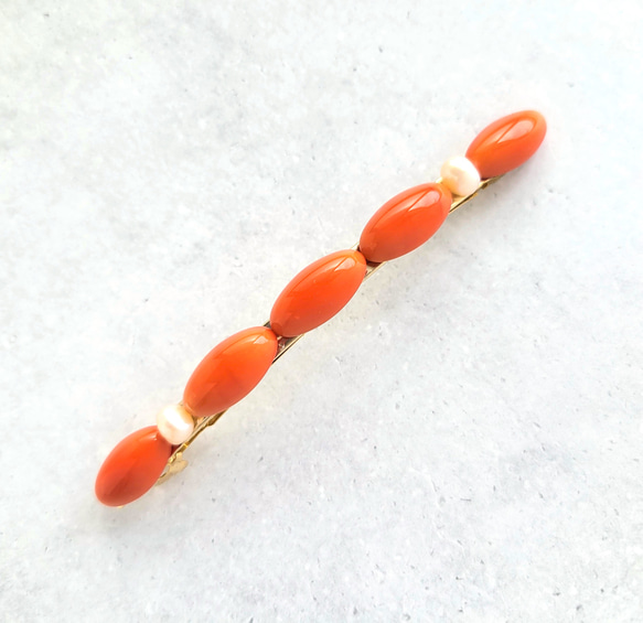 魅惑の橙を身にまとう【ロングタイプ】細身のヘアアクセサリー　ヴィンテージガラスバレッタ　淡水パール　コーラルオレンジ 9枚目の画像