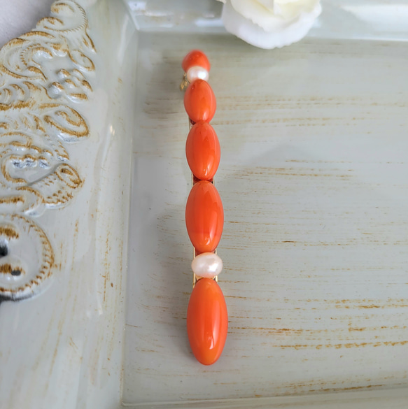 魅惑の橙を身にまとう【ロングタイプ】細身のヘアアクセサリー　ヴィンテージガラスバレッタ　淡水パール　コーラルオレンジ 6枚目の画像