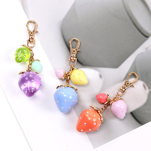 関税込み★BaubleBar★ストロベリー バッグ チャーム M12130-7 1個 いちごのバッグチャーム ストロベリーキーホルダー