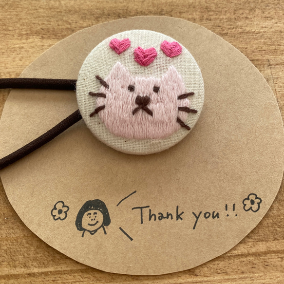 くるみボタン ヘアゴム ねこちゃん　刺繍 1枚目の画像