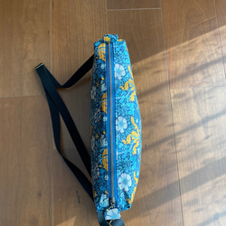 モリス柄のショルダーバッグ（コンプトン）✴︎ブルー✴︎肩紐の長さ調節可能・長財布とペットボトルが横に入るサイズ 2枚目の画像