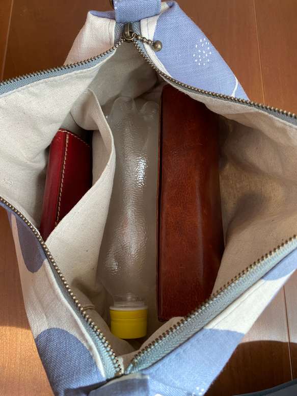 モリス柄のショルダーバッグ（コンプトン）✴︎ブルー✴︎肩紐の長さ調節可能・長財布とペットボトルが横に入るサイズ 5枚目の画像
