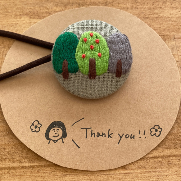 くるみボタン ヘアゴム 木　刺繍 1枚目の画像