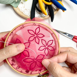 飾って使える⭐︎ポインセチアの刺繍ブローチ（額付き） 9枚目の画像