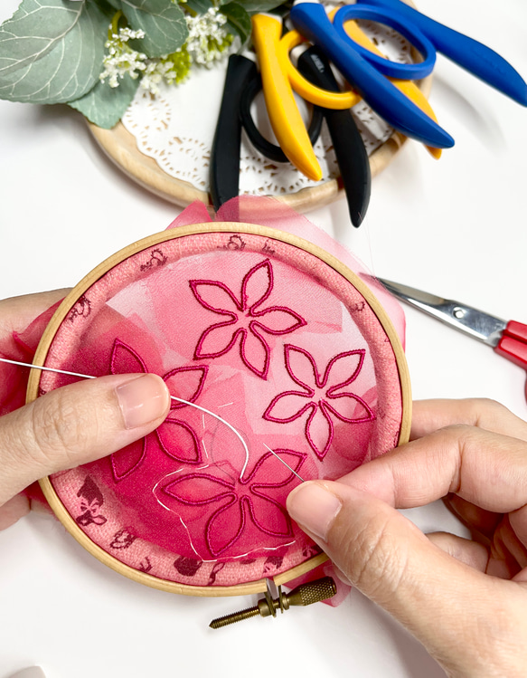 飾って使える⭐︎ポインセチアの刺繍ブローチ（額付き） 9枚目の画像