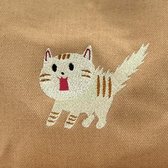 【送料無料】驚き猫の刺繍  配色フェイクレザーキャンバストートバッグ&ポーチのセット＜ブラウンベージュ＞ 3枚目の画像