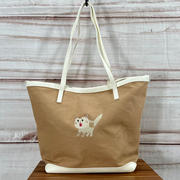 【送料無料】驚き猫の刺繍  配色フェイクレザーキャンバストートバッグ&ポーチのセット＜ブラウンベージュ＞ 2枚目の画像