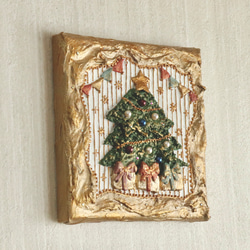 「緑のクリスマスツリーとプレゼント」アンティーク風なテクスチャーアート　壁掛けインテリアアート　雑貨　立体 6枚目の画像