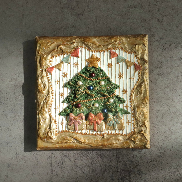 「緑のクリスマスツリーとプレゼント」アンティーク風なテクスチャーアート　壁掛けインテリアアート　雑貨　立体 3枚目の画像