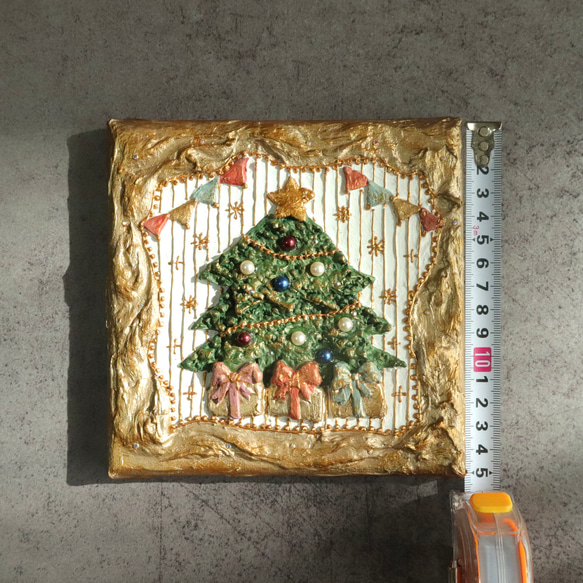 「緑のクリスマスツリーとプレゼント」アンティーク風なテクスチャーアート　壁掛けインテリアアート　雑貨　立体 4枚目の画像
