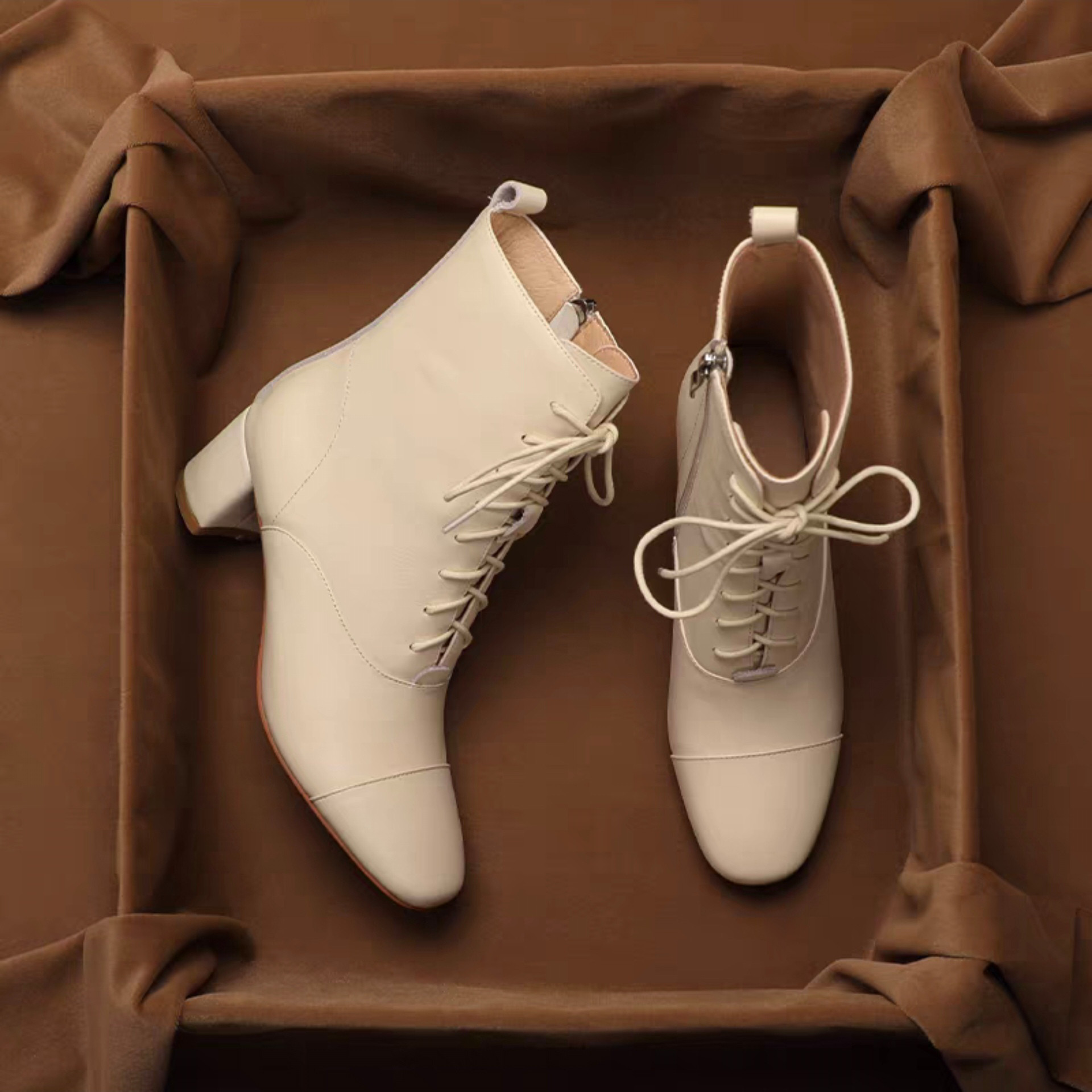 履くだけでトレンド感が出る、レースアップ ブーツ ショートブーツ ブーツ 編み上げ 靴 本革 大人クリスマス2025