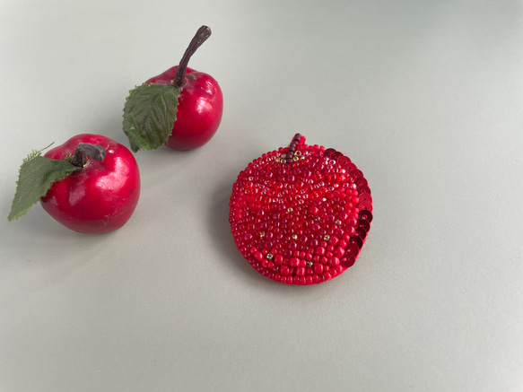 特集掲載》大人キュートな姫りんごのビーズ刺繍ブローチ
