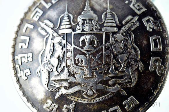 ビンテージ コイン ペンダントトップ、 ドーム状加工の個性的 コインペンダント、11256-494 本物の外国コイン 1枚目の画像