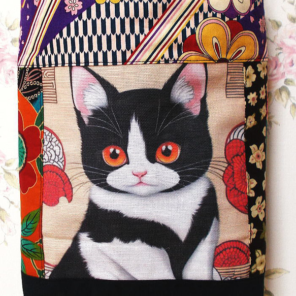 和柄パッチワークポシェット ハチワレにゃんこ 猫好きサコッシュ ファスナーポケット付き 2枚目の画像