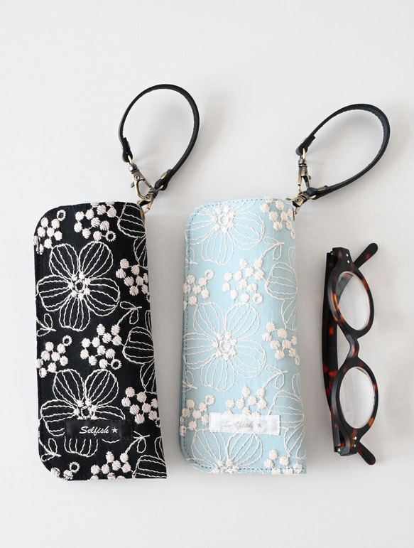 バッグにかけられるめがねケース ストラップ付き/シックな大人可愛い黒