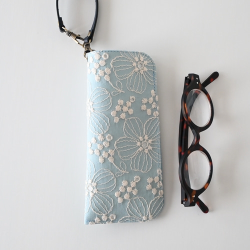 バッグにかけられるめがねケース ストラップ付き/シックな大人