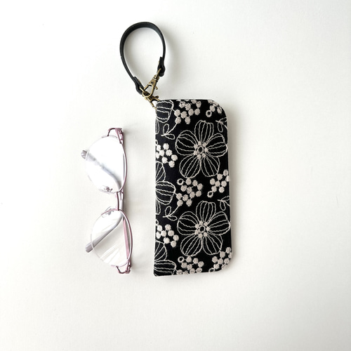 バッグにかけられるめがねケース ストラップ付き/シックな大人可愛い黒