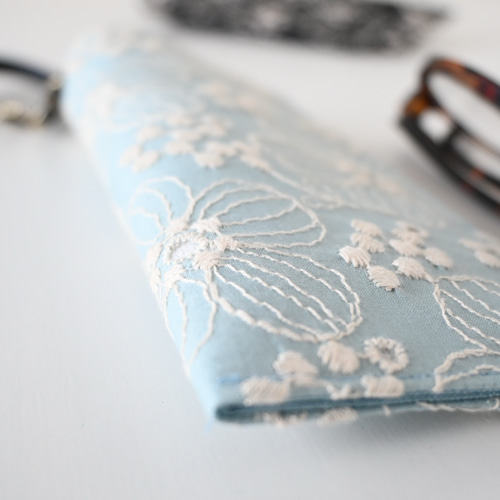 バッグにかけられるめがねケース ストラップ付き/シックな大人可愛い黒