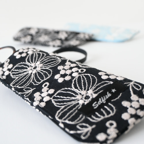 バッグにかけられるめがねケース ストラップ付き/シックな大人可愛い黒