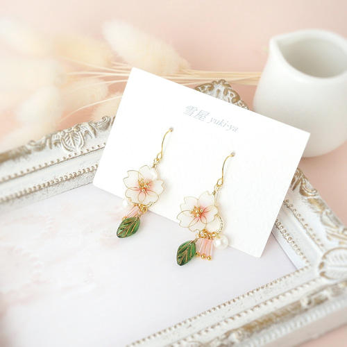 【桜様おまとめ、イヤリング変更】 太陽光で色が変わる桜のピアス・イヤリング 2025年 春・新作「色づく桜