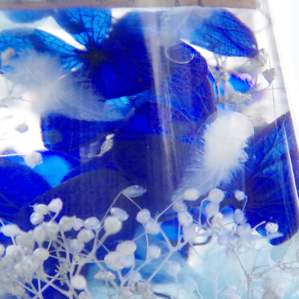 【作りたて！】ひみつの森のシマエナガ　天使の羽の降る夜に　純白の羽根と濃ブルーのコントラスト。静かな冬のハーバリウム 6枚目の画像