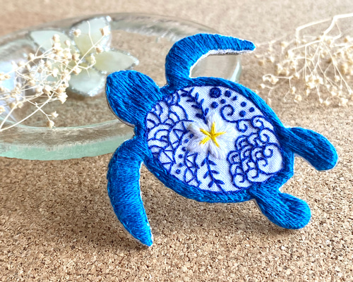 ハンドメイド 刺繍ブローチ 四葉 ボンボンブローチ116 - メルカリ