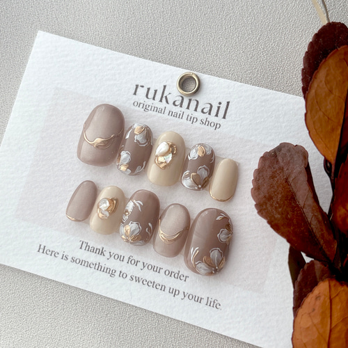 ベージュ×手描きフラワー ネイルチップ ミラー マグネット 秋 冬 春 夏