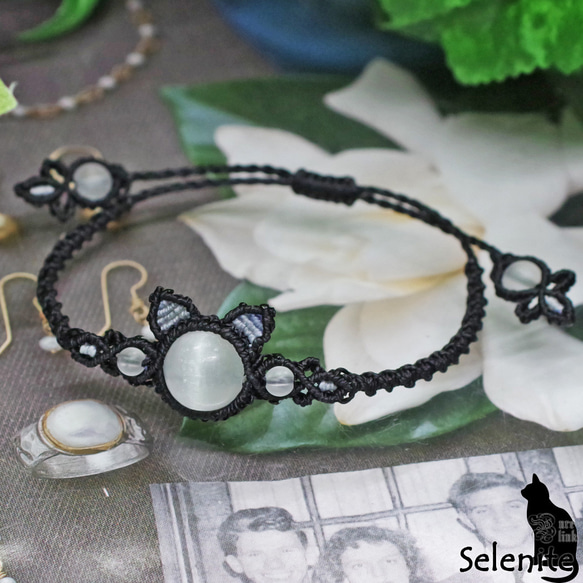 猫耳!?白銀の光を放つ癒しの魔石『セレナイト』マクラメ編みネコ