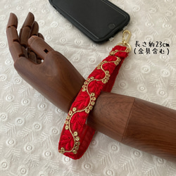 新作☁︎ハンドストラップ☁︎インド刺繍☁︎赤×ツタ 3枚目の画像