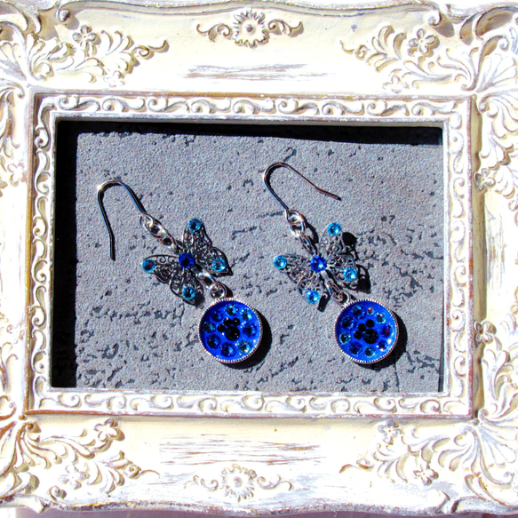 キラキラ肉球の耳飾り　肉球×蝶々　デコ作品　ピアス／イヤリング　青色グラデーション 2枚目の画像