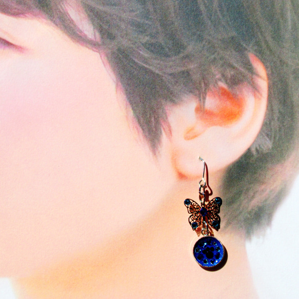 キラキラ肉球の耳飾り　肉球×蝶々　デコ作品　ピアス／イヤリング　青色グラデーション 4枚目の画像