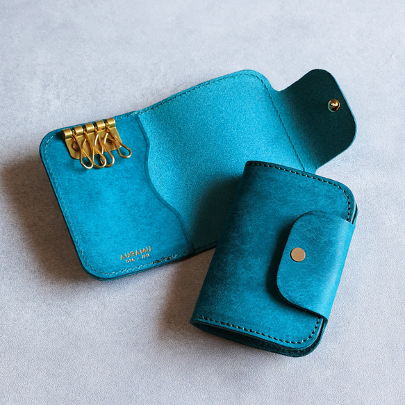 送料無料 AURAMU 薄型 カードが入るキーケース イタリアンスクラッチ・オイルレザー TONI コバルト 真鍮 1枚目の画像