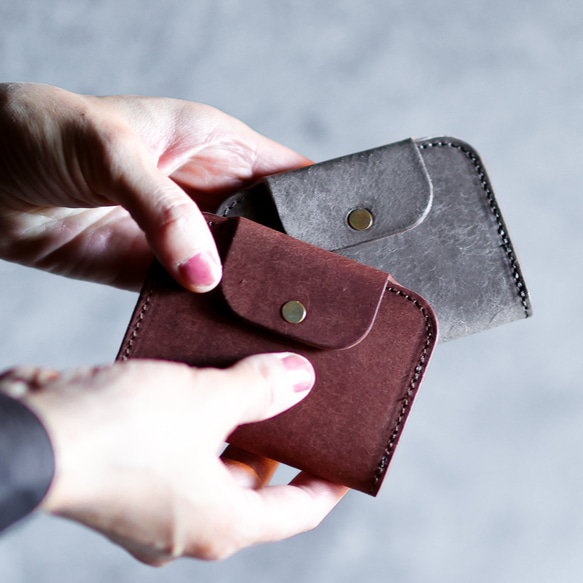 送料無料 AURAMU 薄型 カードが入るキーケース イタリアンスクラッチ・オイルレザー TONI グリージオ 真鍮 2枚目の画像