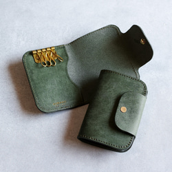 送料無料 AURAMU 薄型 カードが入るキーケース イタリアンスクラッチ・オイルレザー TONI フォレスト 真鍮 1枚目の画像