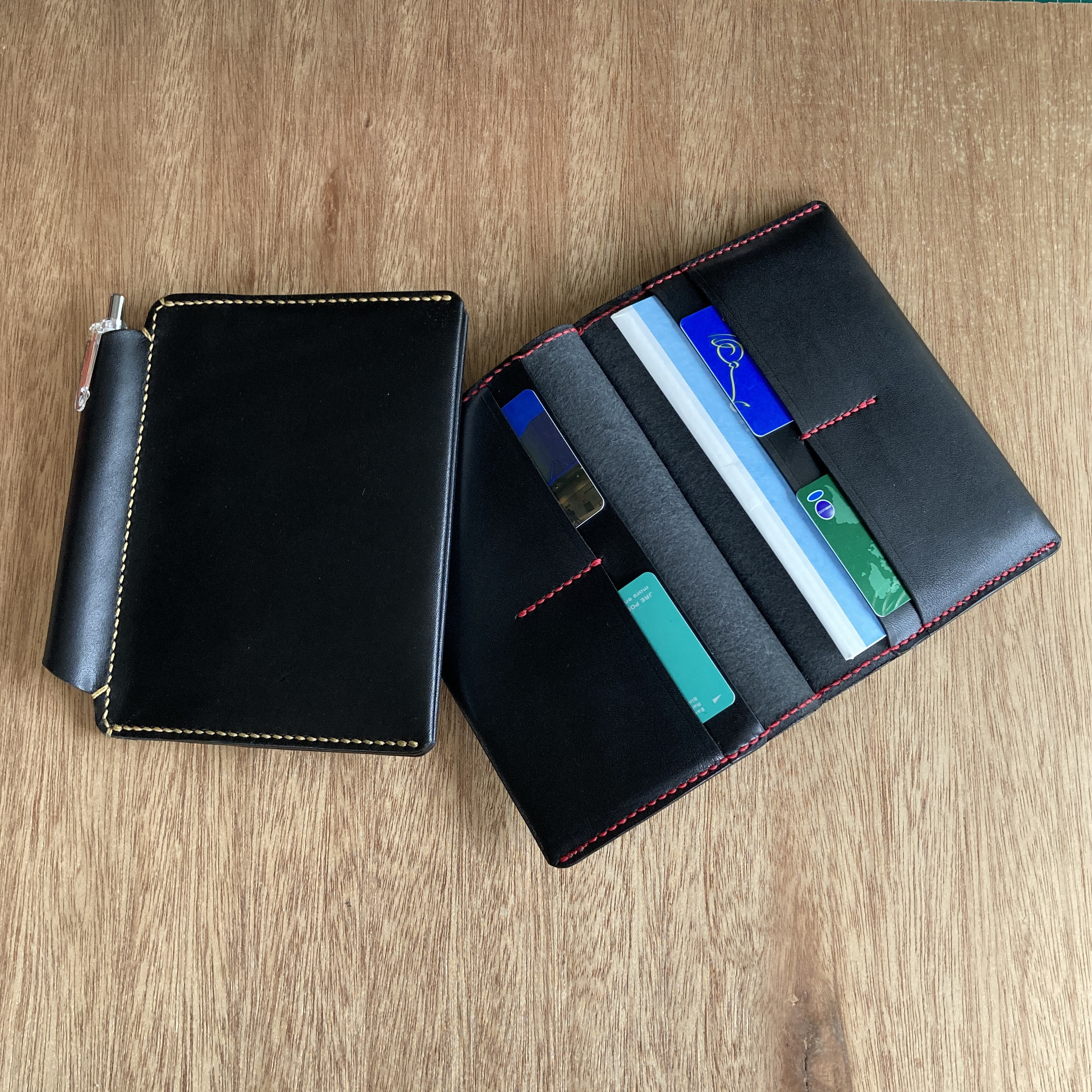 【通帳&お薬手帳ｹｰｽ 黒染料oil】筒状ペンホルダー付ケース NCC-002bkoil 牛革 230930