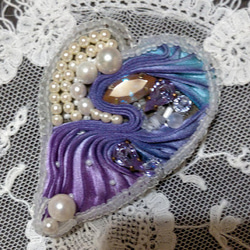 ビンテージサフィレットとアレキサンドライトカラーのグラスストーン＋本真珠のアレンジブローチ 2枚目の画像