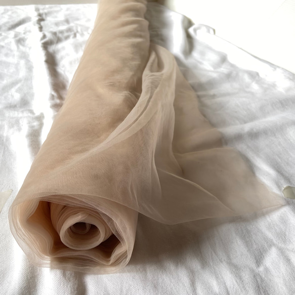 【幅広150cm】ソフトチュール生地　ベージュ｜なめらかでやわらかなチュール／ウェディング・背景布・衣装づくり 2枚目の画像
