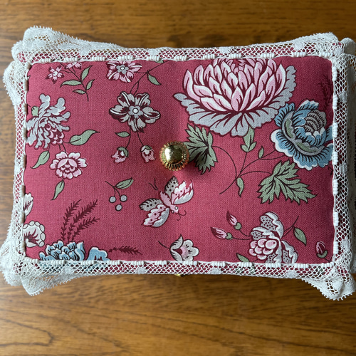 カルトナージュ裁縫箱(中) 天使と薔薇　小物達も可愛い‼️ カルトナージュ裁縫箱(中) 天使と薔薇 小物達も可愛い