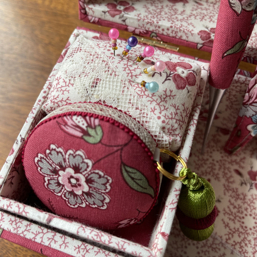 お値下げ‼︎カルトナージュミニ裁縫箱 赤いお花の可愛らしい裁縫